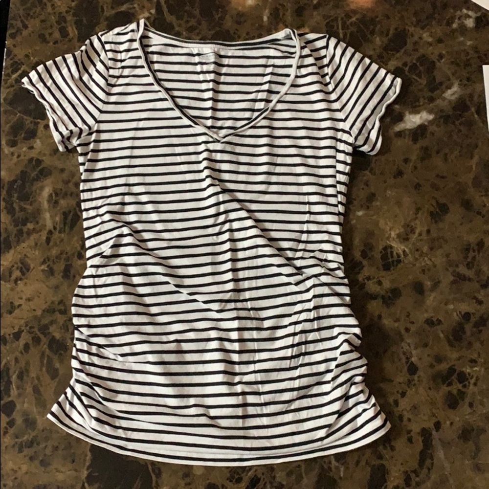 Old Navy fitted maternity v-neck t-shirt. Size S.